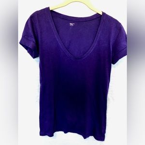 GAP classic v-neck t-shirt, size XS, purple.